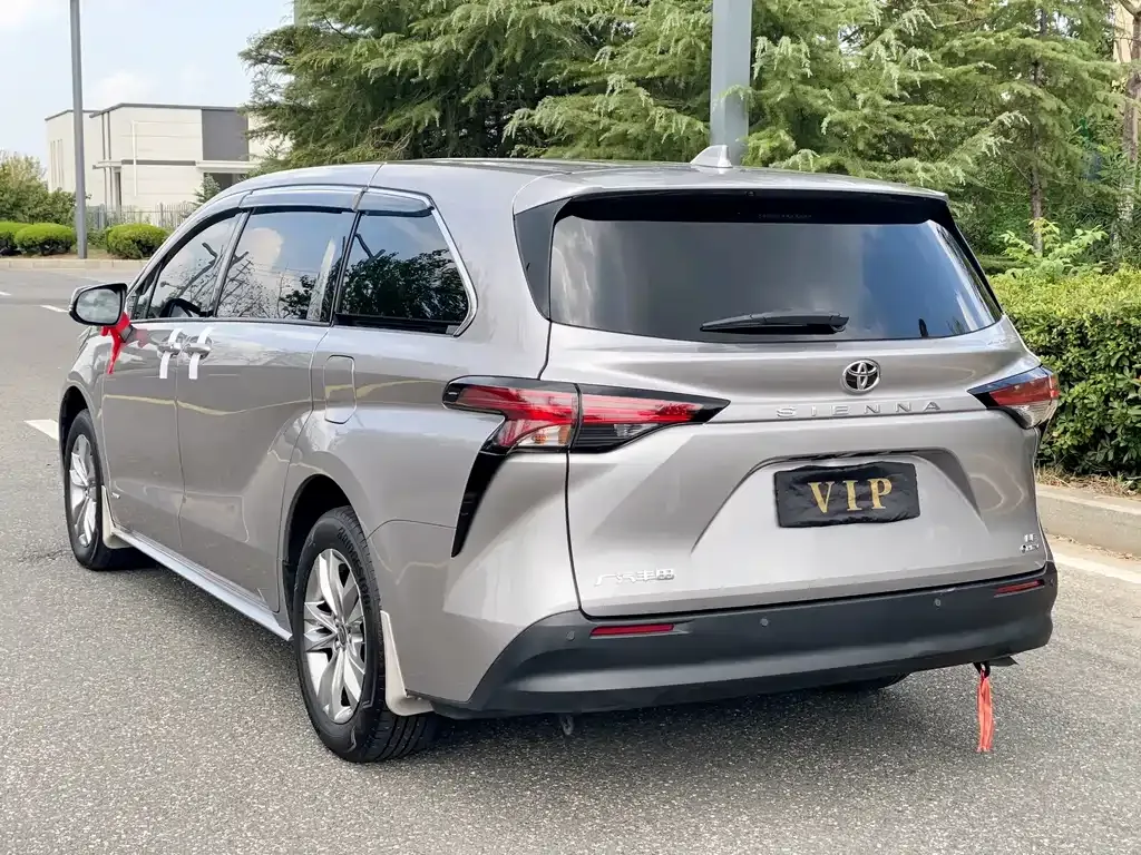 Toyota Sienna — фото 5