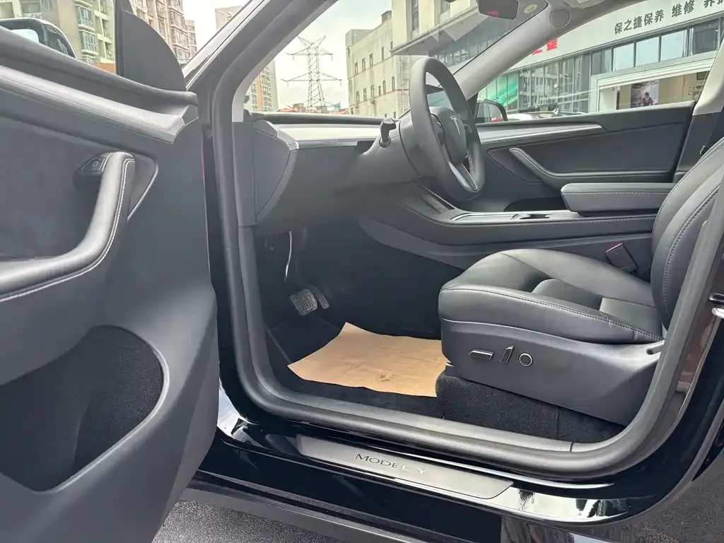 Tesla Model Y — фото 6