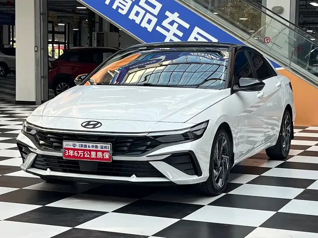 Hyundai Elantra — фото 1