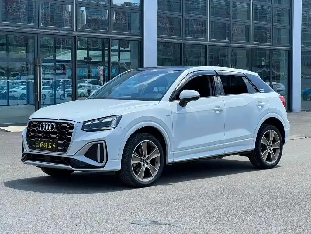 Audi Q2L — фото 1