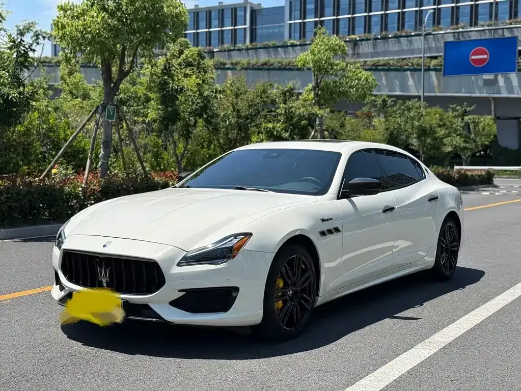 Maserati Quattroporte — фото 1