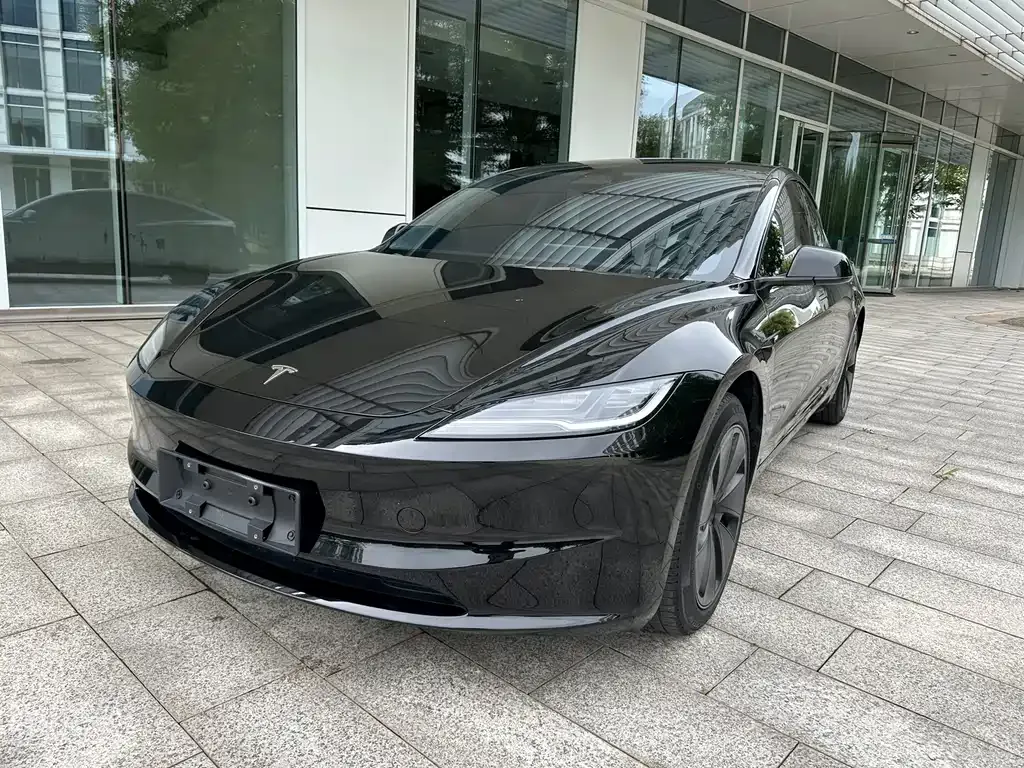 Tesla Model 3 — фото 1