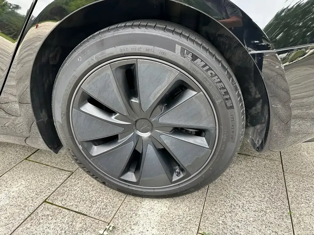 Tesla Model 3 — фото 10