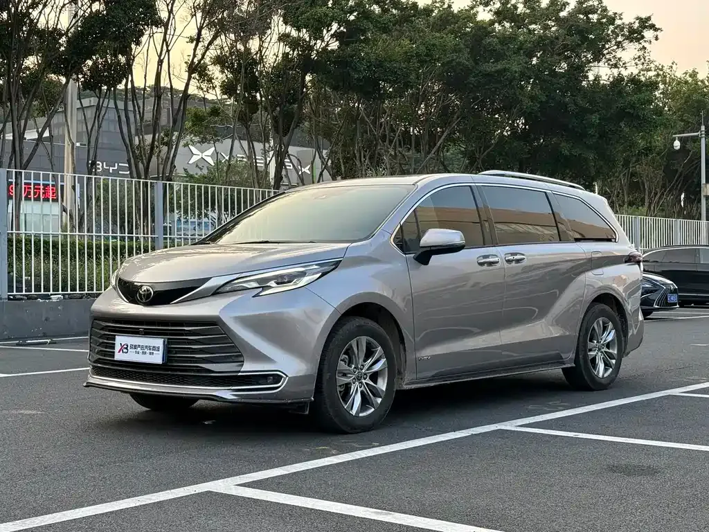Toyota Sienna — фото 1