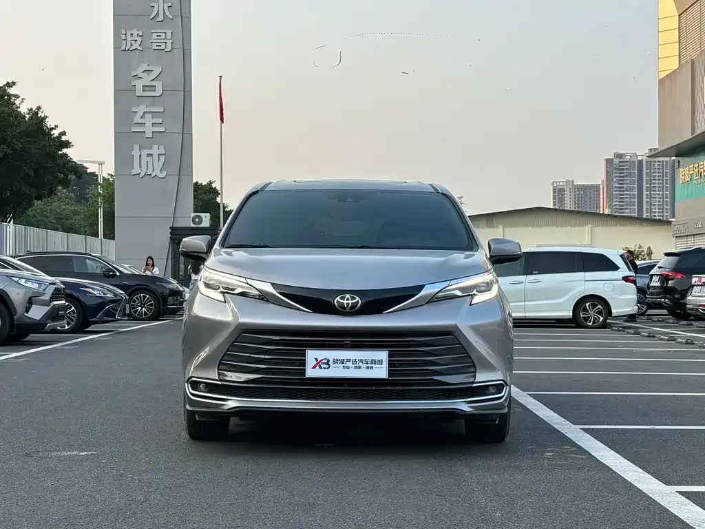Toyota Sienna — фото 3