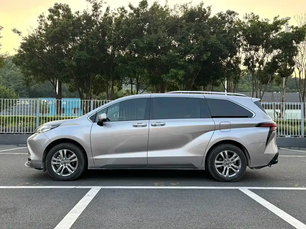 Toyota Sienna — фото 10
