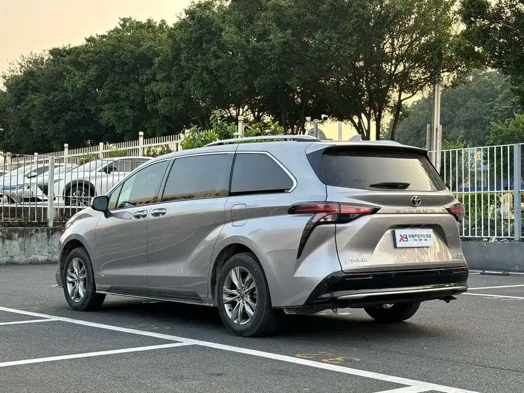 Toyota Sienna — фото 4
