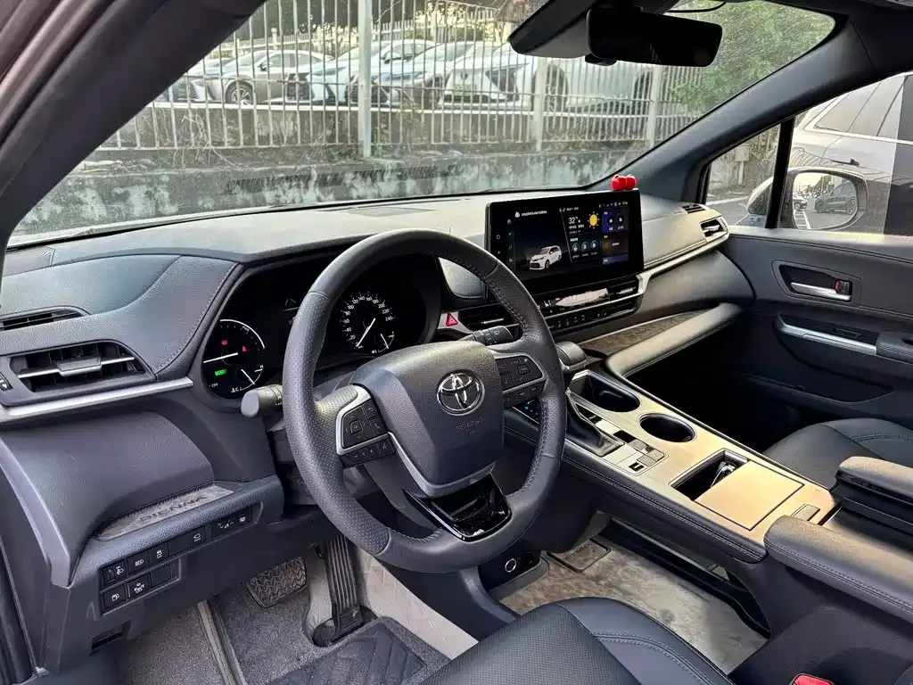 Toyota Sienna — фото 2