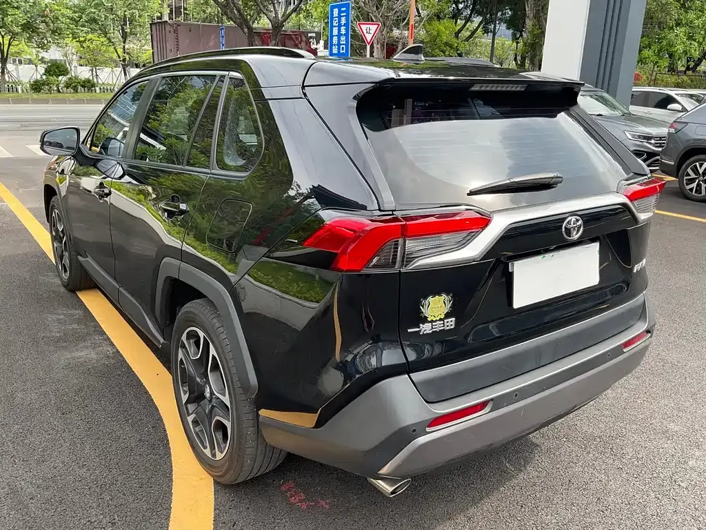 Toyota RAV4 — фото 7