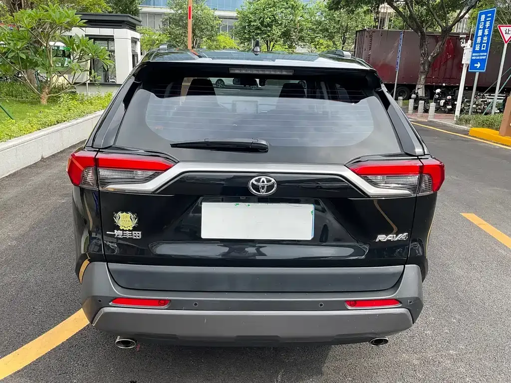 Toyota RAV4 — фото 5