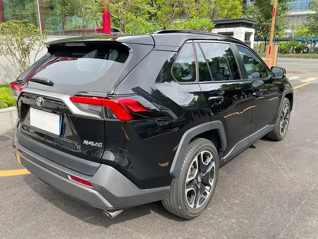 Toyota RAV4 — фото 4