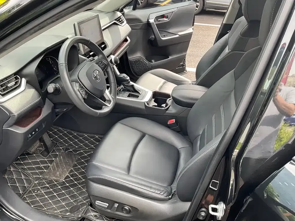 Toyota RAV4 — фото 2