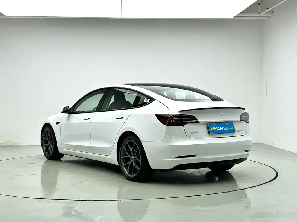 Tesla Model 3 — фото 9