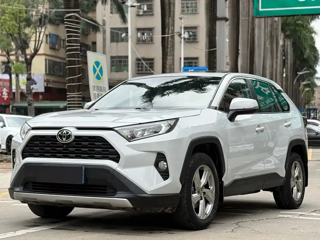 Toyota RAV4 — фото 1