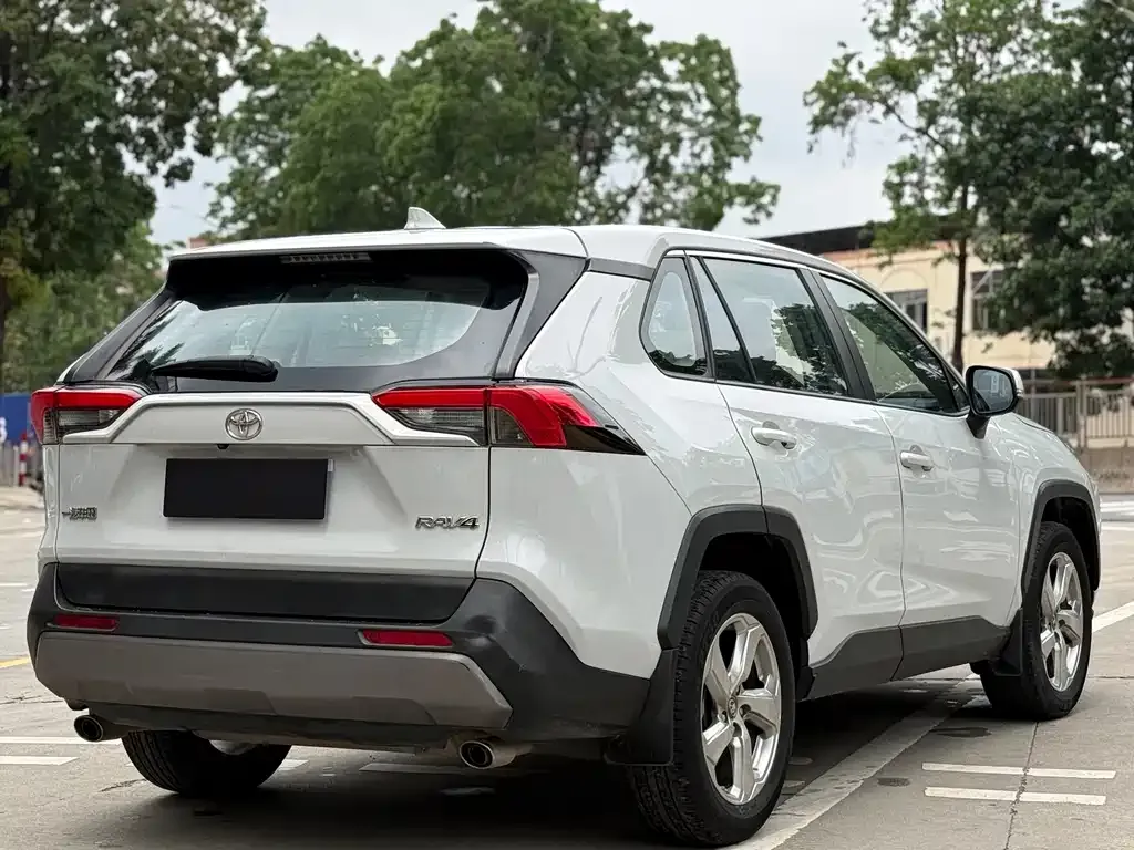 Toyota RAV4 — фото 7