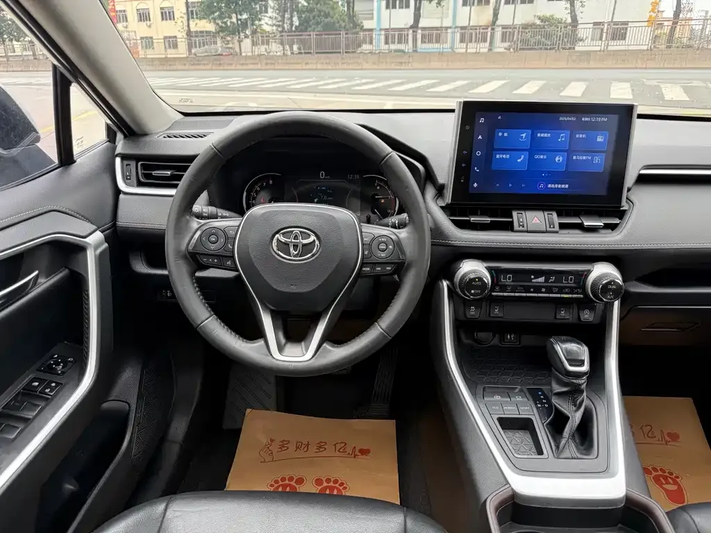 Toyota RAV4 — фото 10