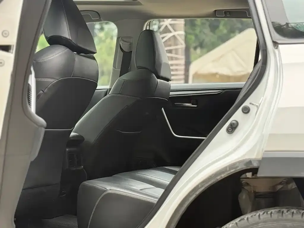 Toyota RAV4 — фото 8