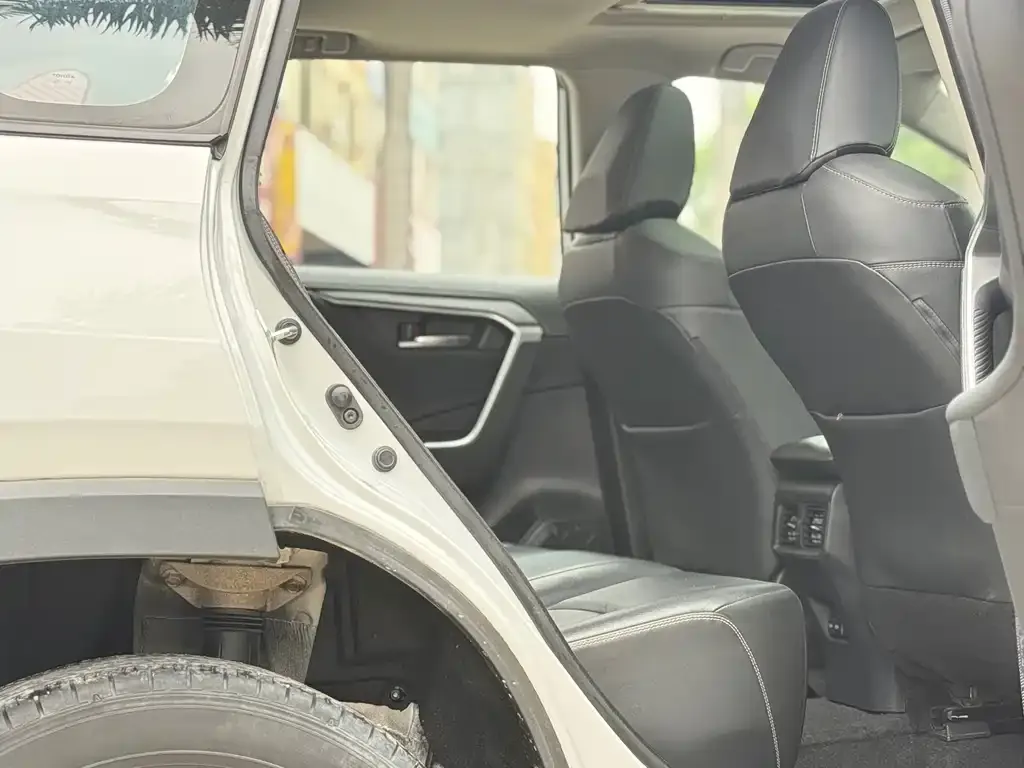 Toyota RAV4 — фото 6