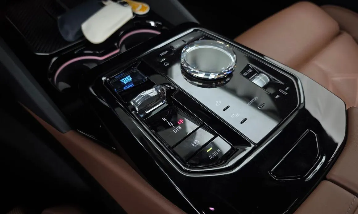 BMW i5 — фото 10
