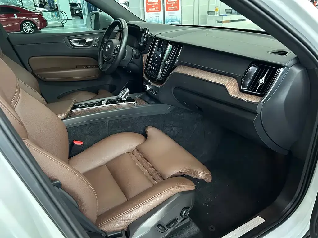 Volvo XC60 — фото 10