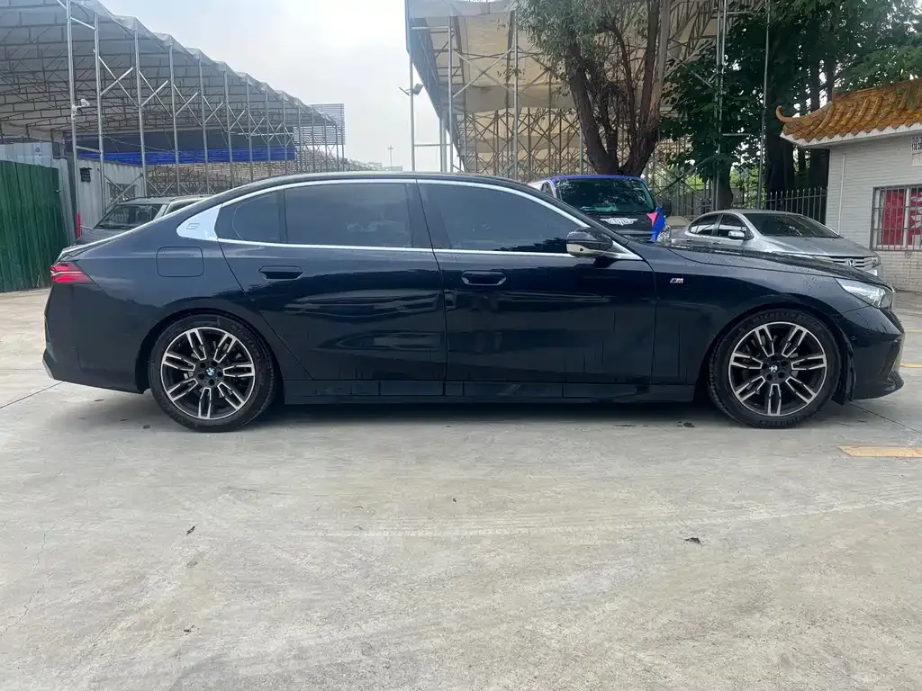 BMW 5 Series — фото 4