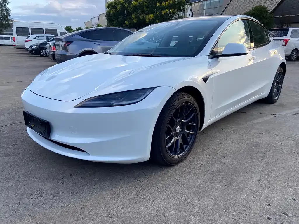 Tesla Model 3 — фото 1