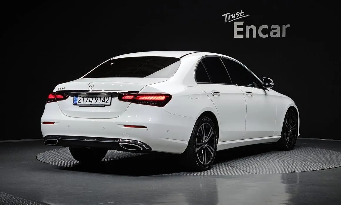 Mercedes-Benz E-Class — фото 2