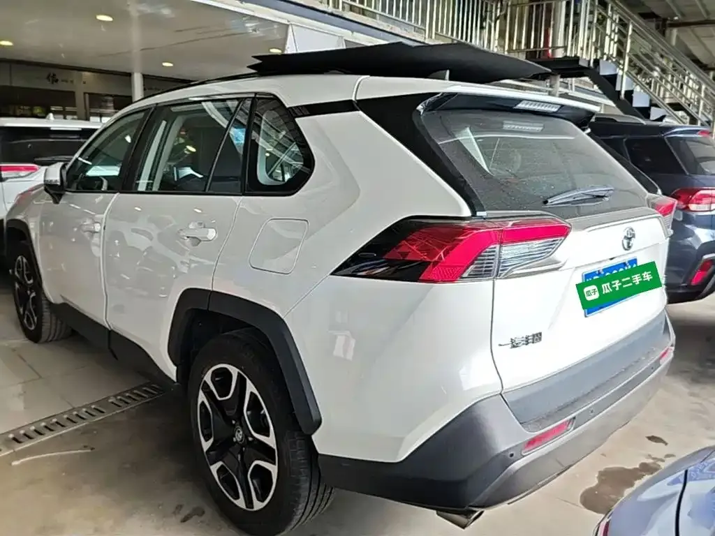 Toyota RAV4 — фото 7