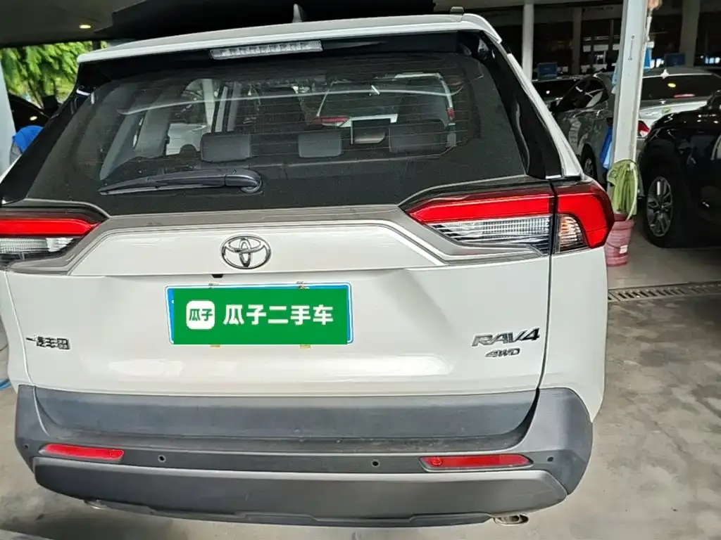 Toyota RAV4 — фото 5