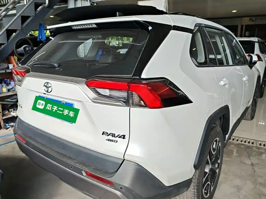 Toyota RAV4 — фото 8