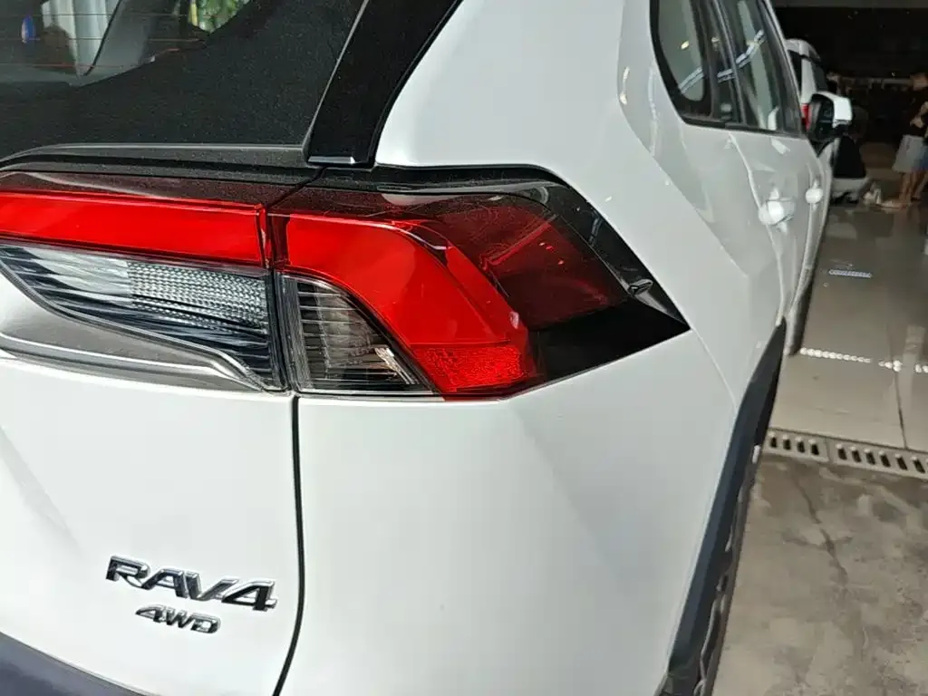 Toyota RAV4 — фото 10