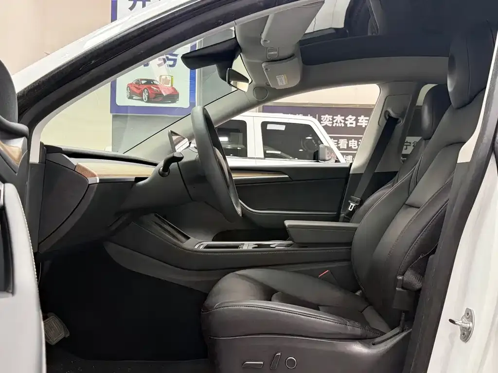Tesla Model Y — фото 10