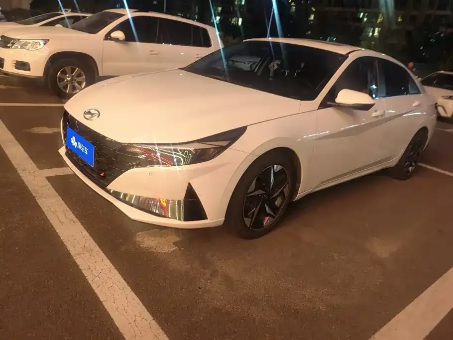 Hyundai Elantra — фото 1