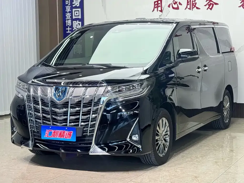Toyota Alphard — фото 1