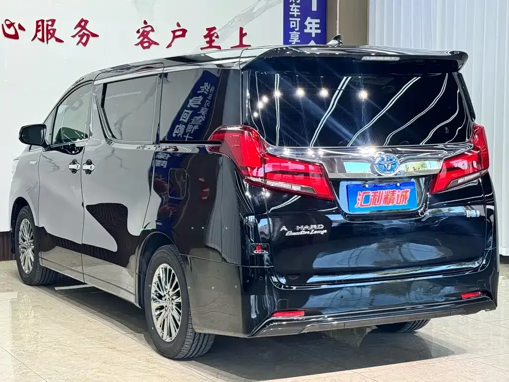 Toyota Alphard — фото 9