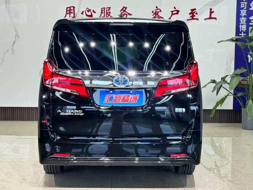 Toyota Alphard — фото 8