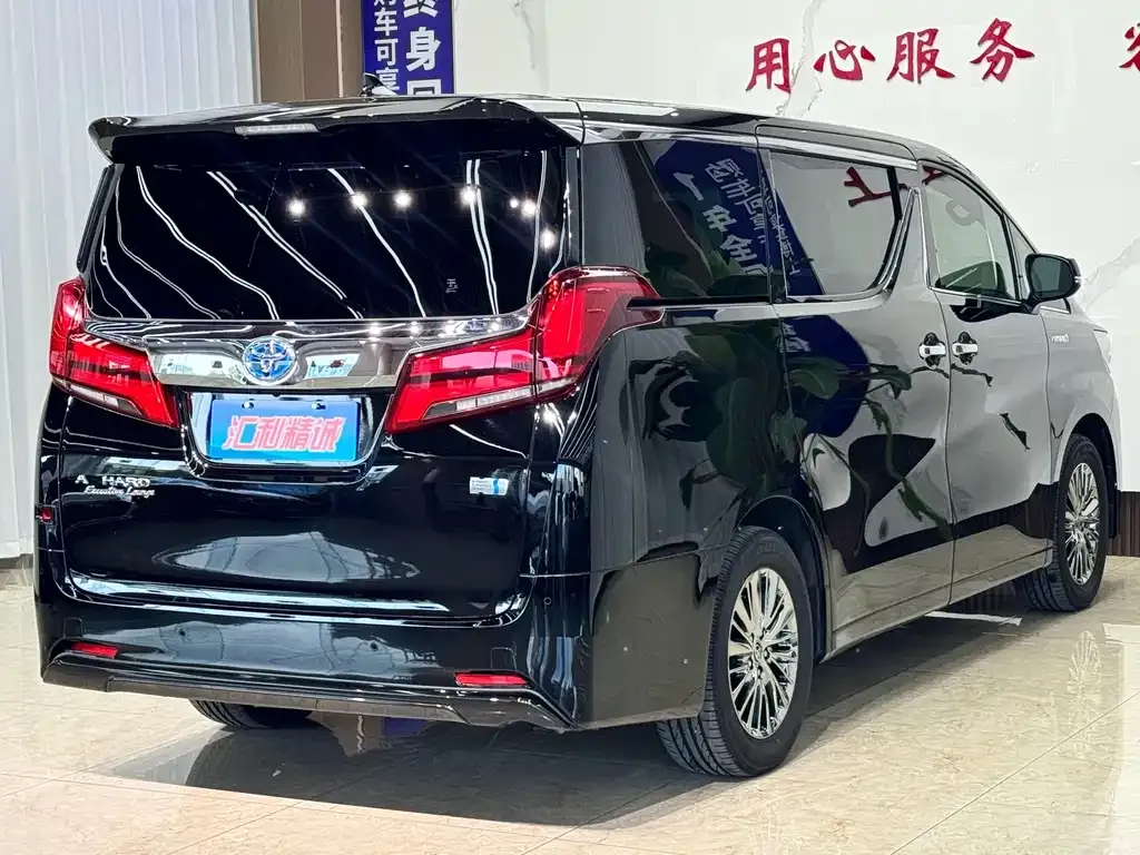 Toyota Alphard — фото 2