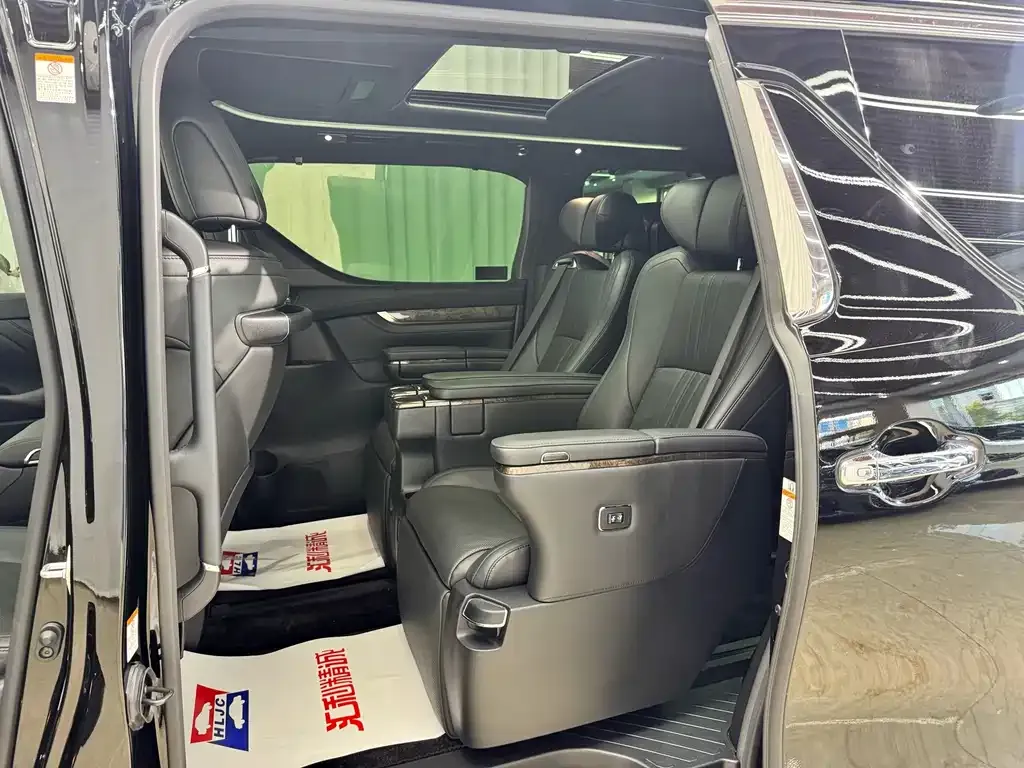 Toyota Alphard — фото 3