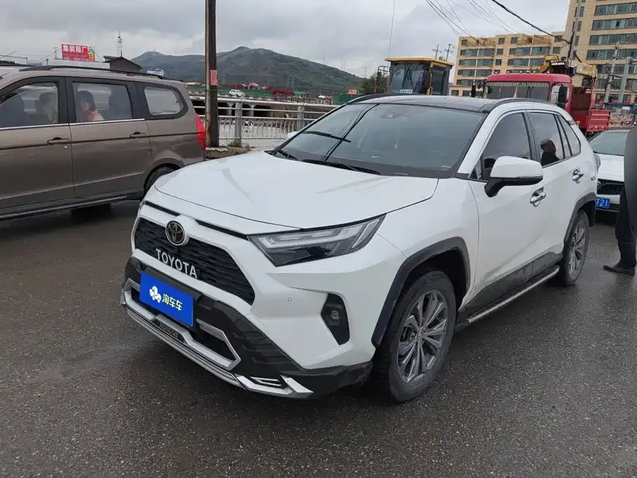 Toyota RAV4 — фото 1