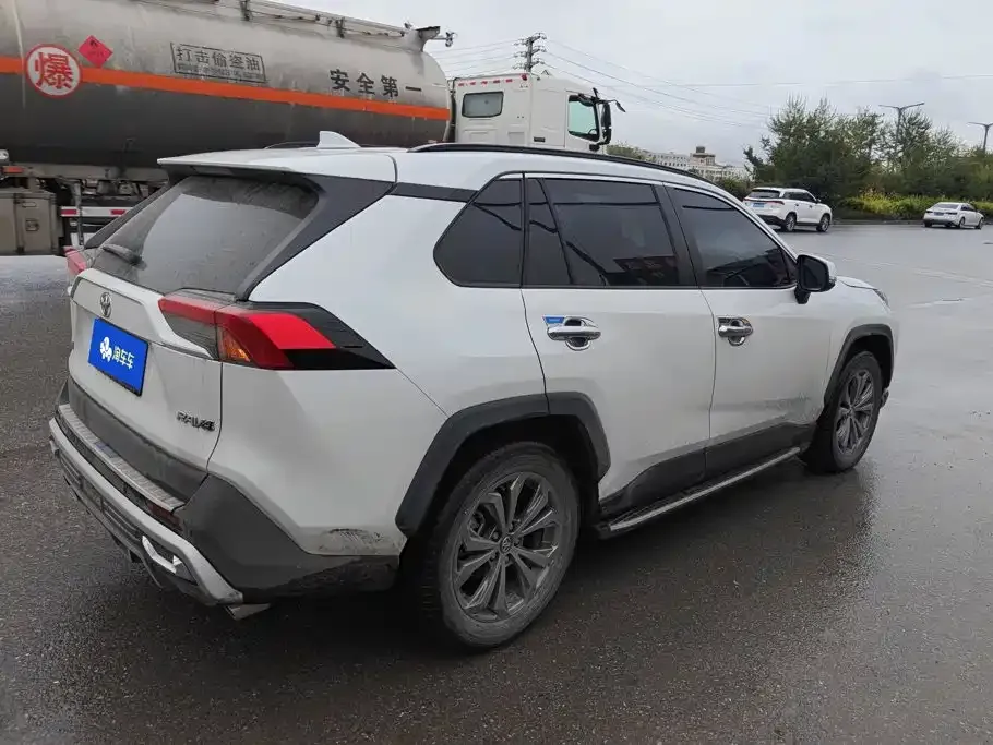 Toyota RAV4 — фото 9