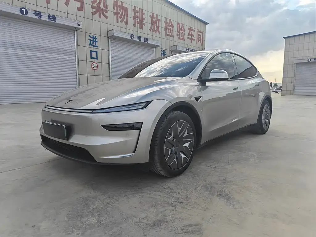Tesla Model Y L — фото 1