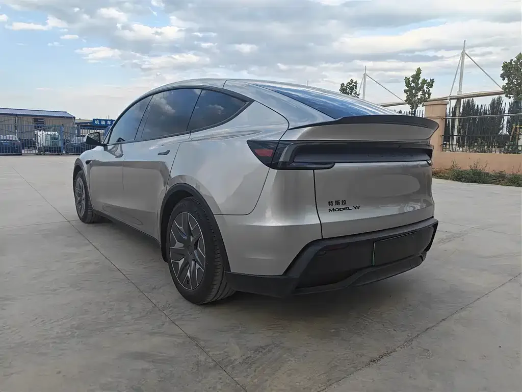 Tesla Model Y L — фото 9