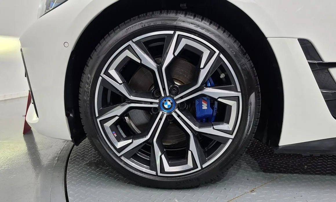 BMW i4 — фото 10