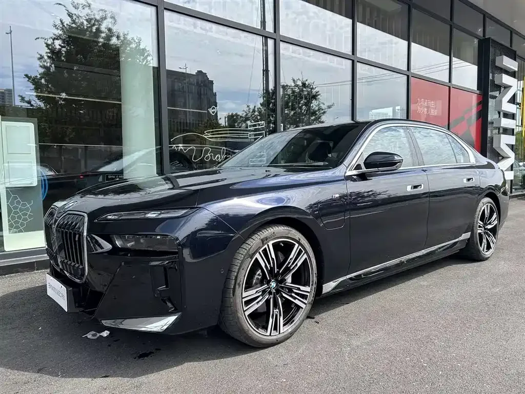 BMW i7 — фото 1
