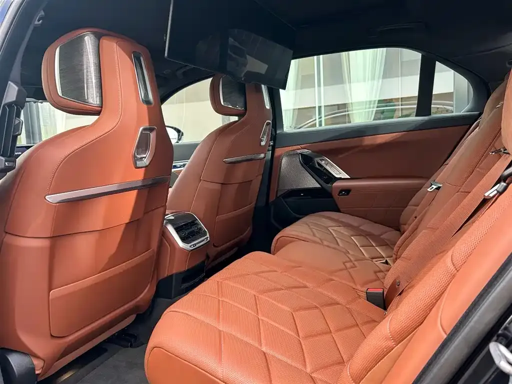 BMW i7 — фото 2