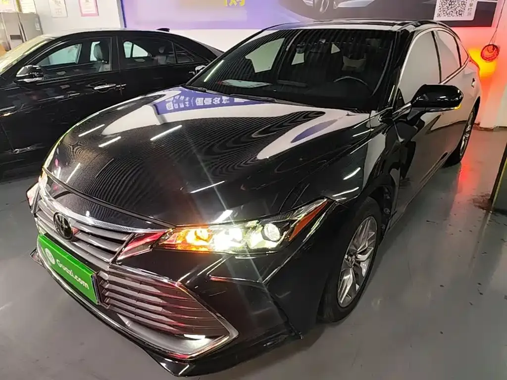 Toyota Avalon — фото 1