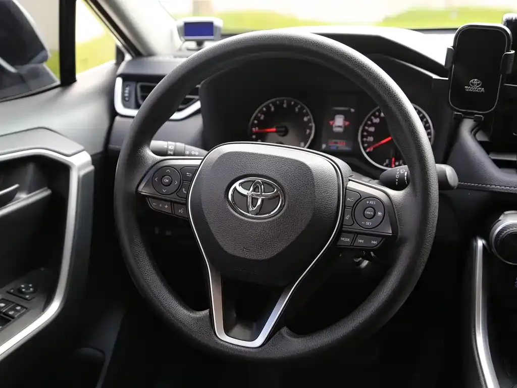 Toyota RAV4 — фото 3