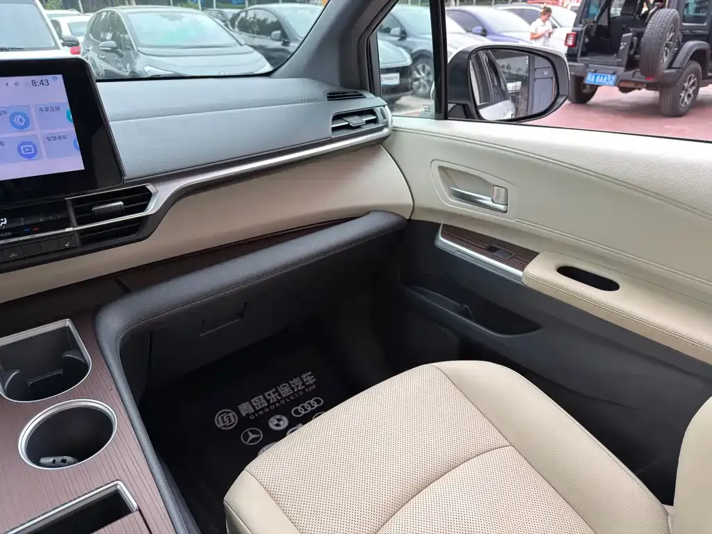 Toyota Granvia — фото 10