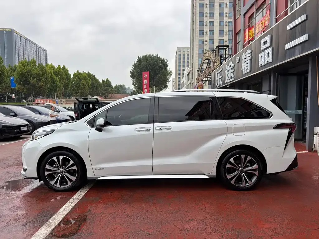 Toyota Granvia — фото 4