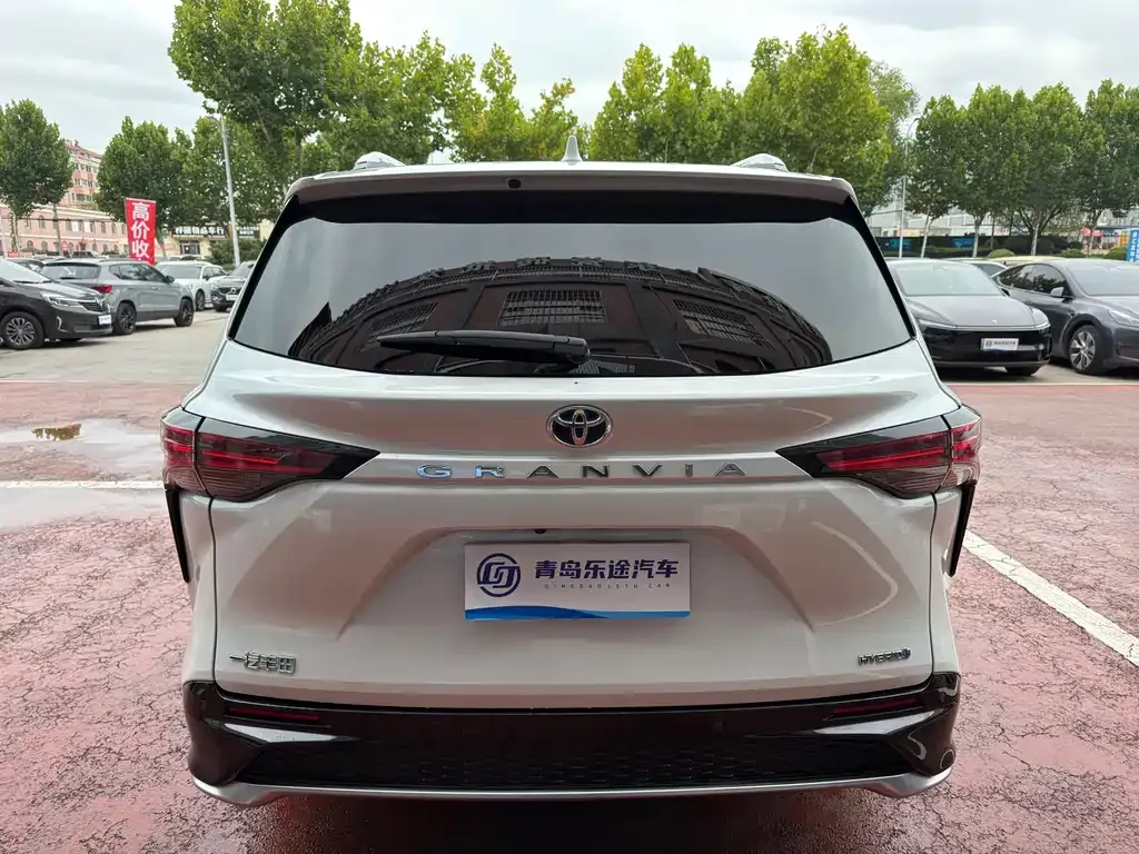 Toyota Granvia — фото 6
